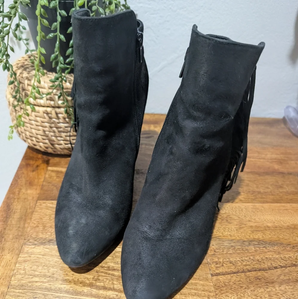 Charles David Bootie 7.5 Black‎ Suede Fringe Cowgirl Western Rocker Grunge Wedge